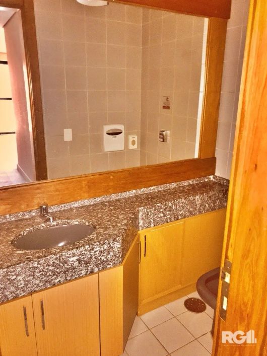 Sala para locação recentemente reformada, com 135 m², piso em porcelanato, divisórias, luminárias e