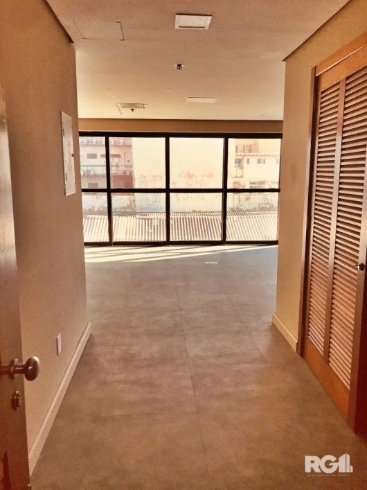 Sala para locação recentemente reformada, com 135 m², piso em porcelanato, divisórias, luminárias e