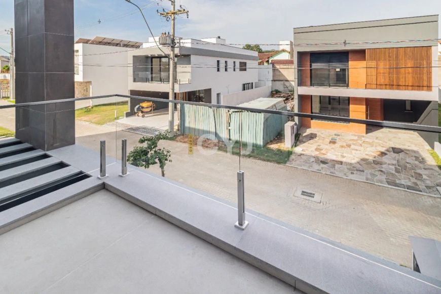 Casa de 3 dormitórios, suítes, 2 vagas e pátio em condomínio no bairro Ipanema, Porto Alegre