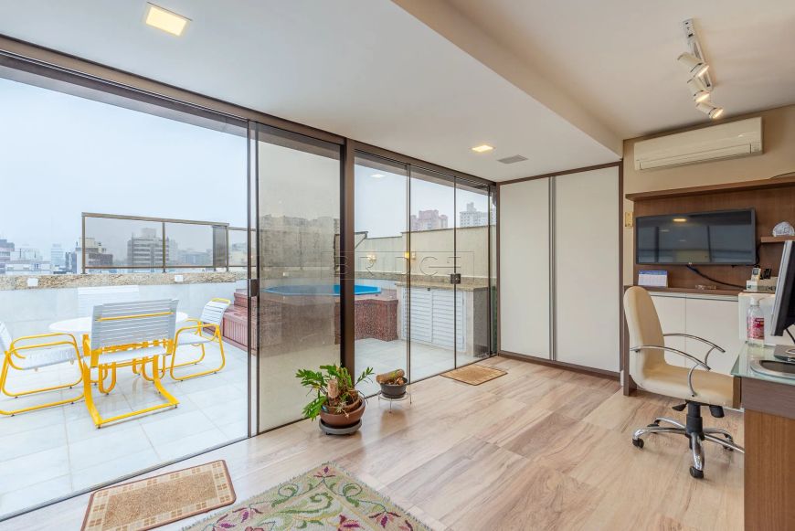 Luxuosa Cobertura 204m² decorada no Menino Deus