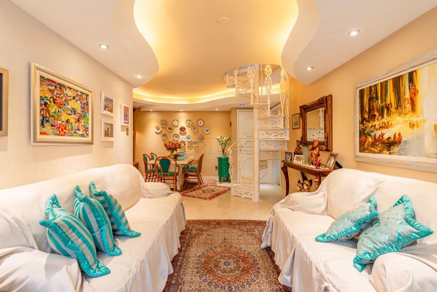 Luxuosa Cobertura 204m² decorada no Menino Deus