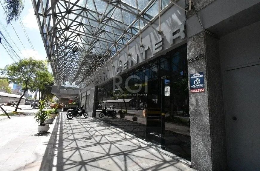 - SALA COMERCIAL - Imóvel 36,80 m², piso em laminado, posição lateral, quinto andar com elevadores,