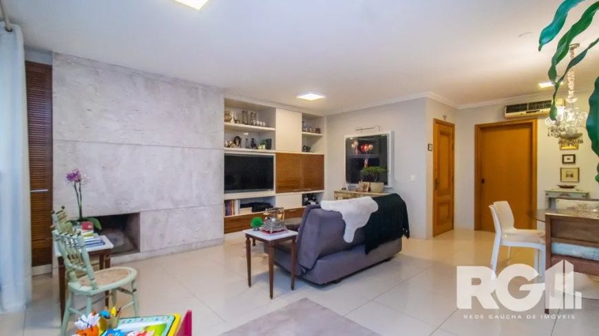 Apartamento com 99m² privativos, 3 dormitórios sendo 1 suíte e 2 vagas no bairro Mont Serrat.O imóve