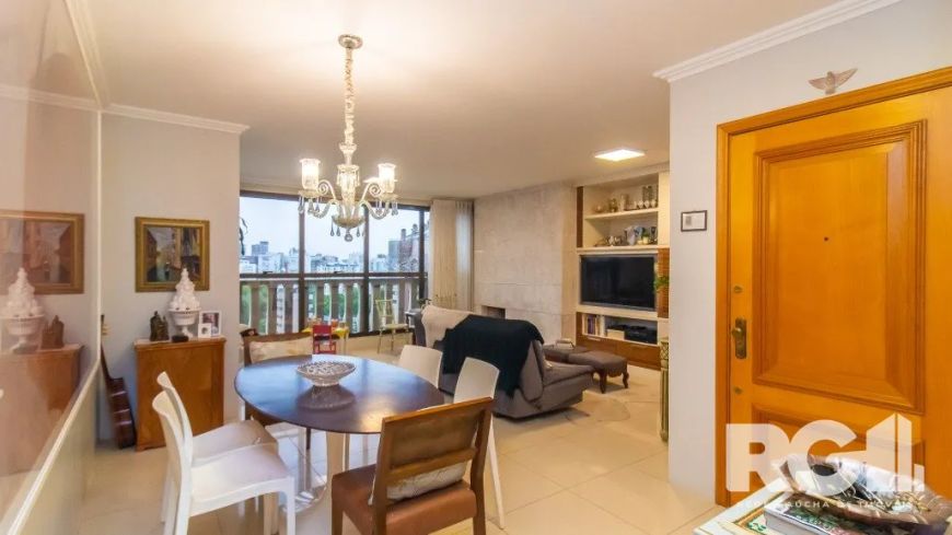 Apartamento com 99m² privativos, 3 dormitórios sendo 1 suíte e 2 vagas no bairro Mont Serrat.O imóve