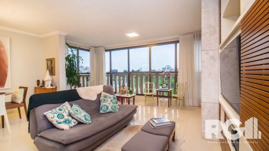 Apartamento com 99m² privativos, 3 dormitórios sendo 1 suíte e 2 vagas no bairro Mont Serrat.O imóve