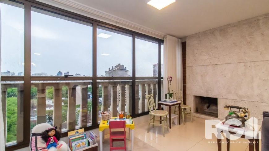 Apartamento com 99m² privativos, 3 dormitórios sendo 1 suíte e 2 vagas no bairro Mont Serrat.O imóve