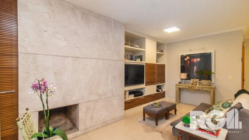 Apartamento com 99m² privativos, 3 dormitórios sendo 1 suíte e 2 vagas no bairro Mont Serrat.O imóve