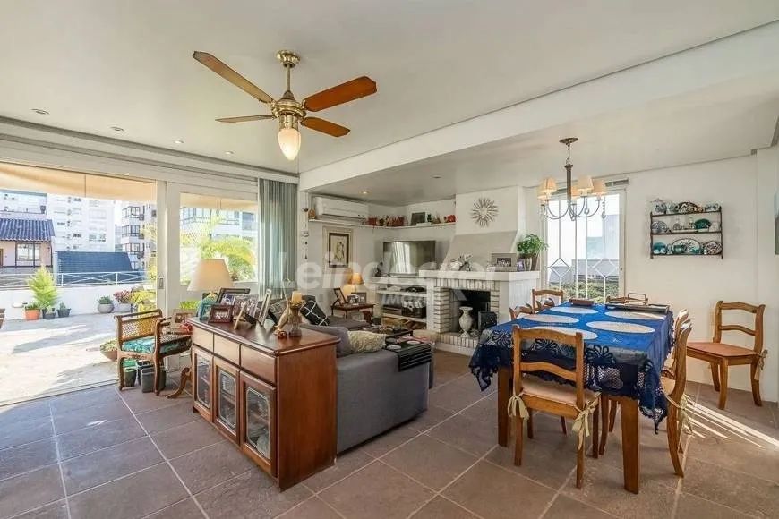 Cobertura em São João com 213 m² , 4 quarto(s) , 2 suíte(s) , 1 vaga(s).