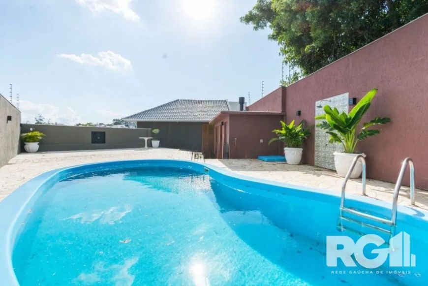 Sobrado para venda possui 258 metros quadrados com 3 quartos em Jardim Itu - Porto Alegre - RS