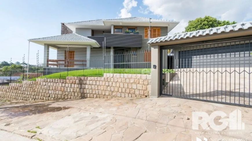 Sobrado para venda possui 258 metros quadrados com 3 quartos em Jardim Itu - Porto Alegre - RS