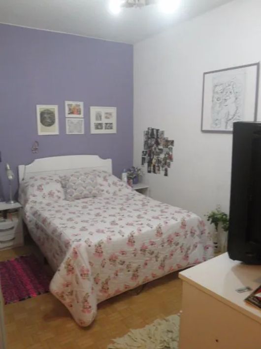 Residencia com 2 pavimentos bem localizada recuada, ajardinada, com 4 dormitórios e mais amplas peca