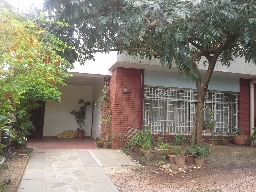 Residencia com 2 pavimentos bem localizada recuada, ajardinada, com 4 dormitórios e mais amplas peca