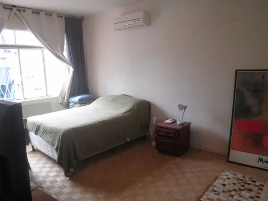 Residencia com 2 pavimentos bem localizada recuada, ajardinada, com 4 dormitórios e mais amplas peca