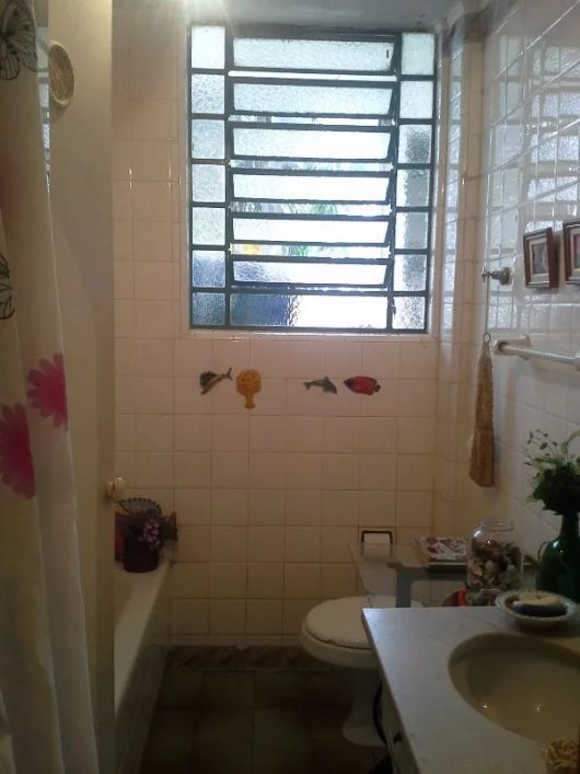Residencia com 2 pavimentos bem localizada recuada, ajardinada, com 4 dormitórios e mais amplas peca