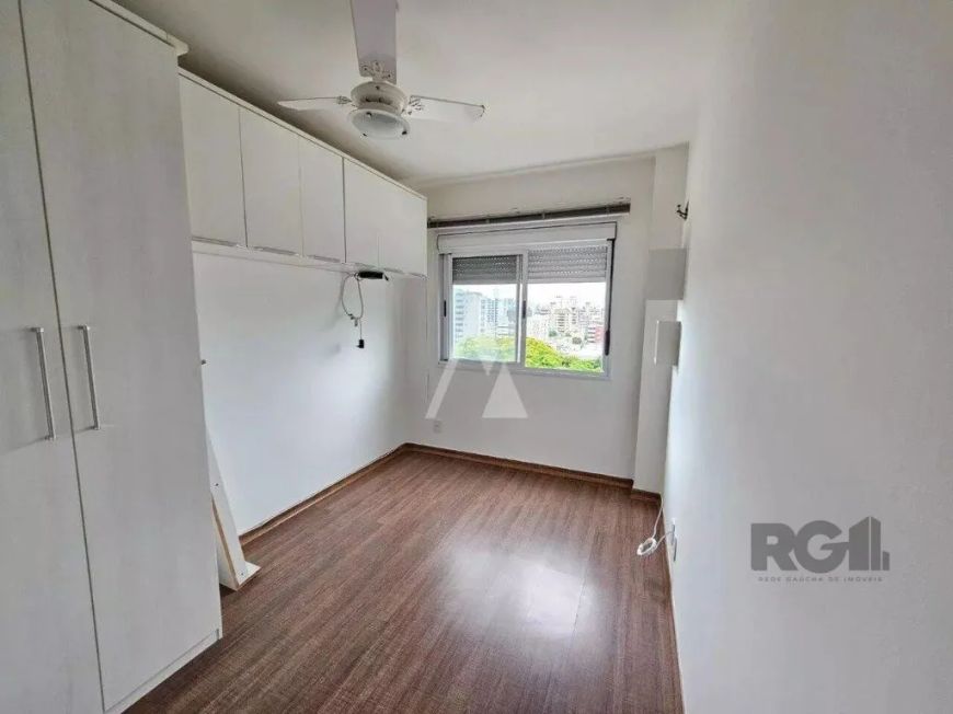 Apartamento lateral semi mobiliado com 02 dormitórios, living para 02 ambientes, banheiro social, ar