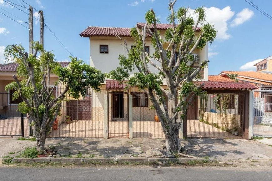 Excelente sobrado 3 dormitórios, sendo uma suite pátio com piscina e churrasqueiracasa com tres dorm