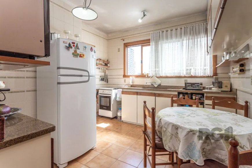 Ótima e ampla cobertura duplex no bairro Petrópolis, próximo da Av. Protásio Alves, fundos, com 261m
