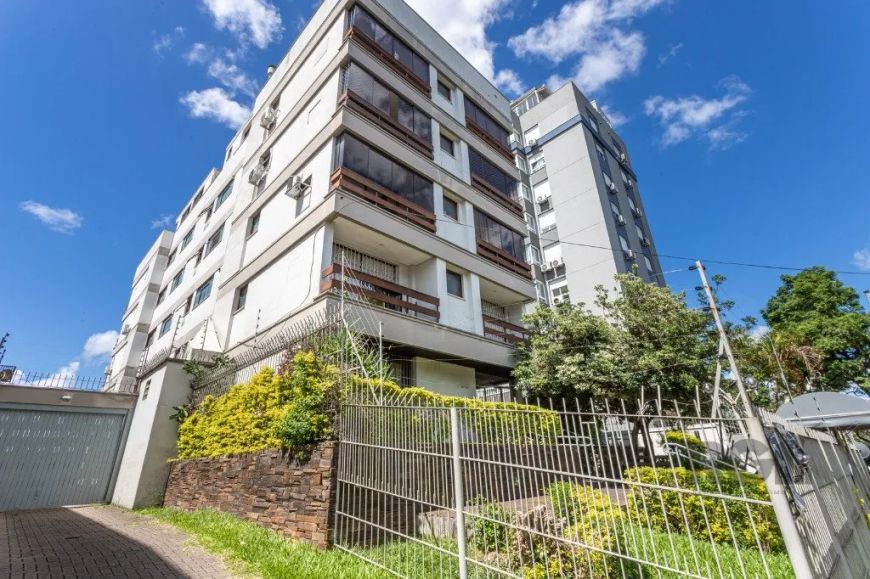 Ótima e ampla cobertura duplex no bairro Petrópolis, próximo da Av. Protásio Alves, fundos, com 261m