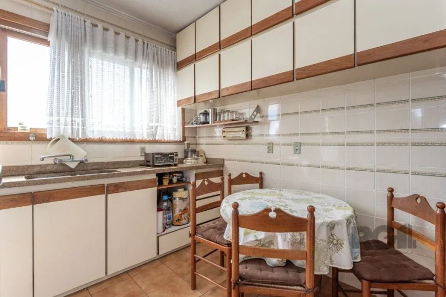 Ótima e ampla cobertura duplex no bairro Petrópolis, próximo da Av. Protásio Alves, fundos, com 261m