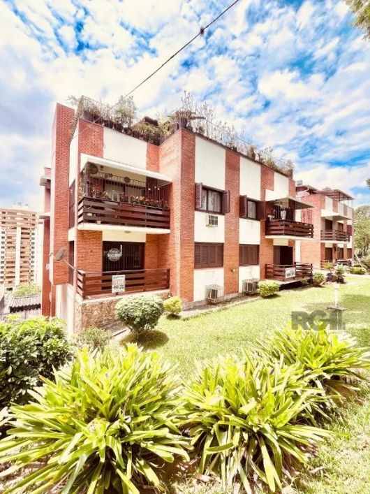 NA DR CASTRO DE MENEZES, EM FRENTE AO HOSPITAL DA BRIGADA MILITARExcelente apartamento 03 dormitório