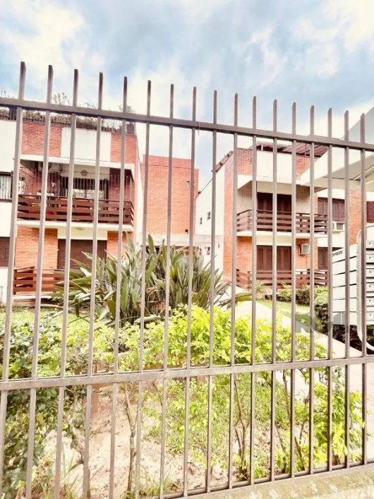 NA DR CASTRO DE MENEZES, EM FRENTE AO HOSPITAL DA BRIGADA MILITARExcelente apartamento 03 dormitório