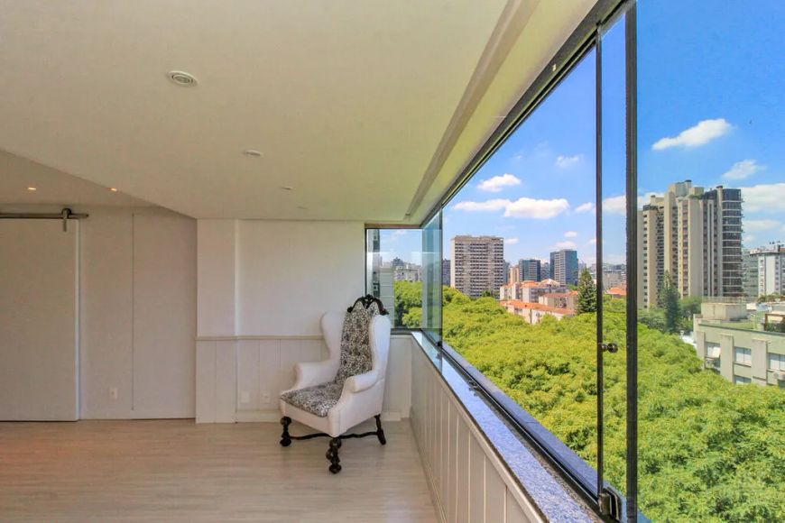 Excelente oportunidade de compra de um amplo apartamento no desejado bairro Moinhos de Vento, em Por