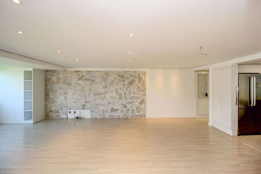 Excelente oportunidade de compra de um amplo apartamento no desejado bairro Moinhos de Vento, em Por