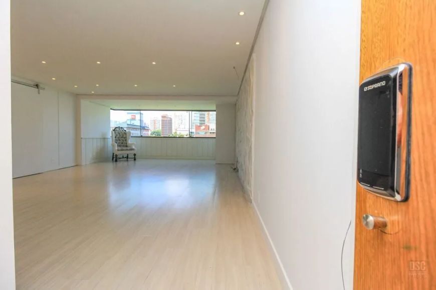 Excelente oportunidade de compra de um amplo apartamento no desejado bairro Moinhos de Vento, em Por