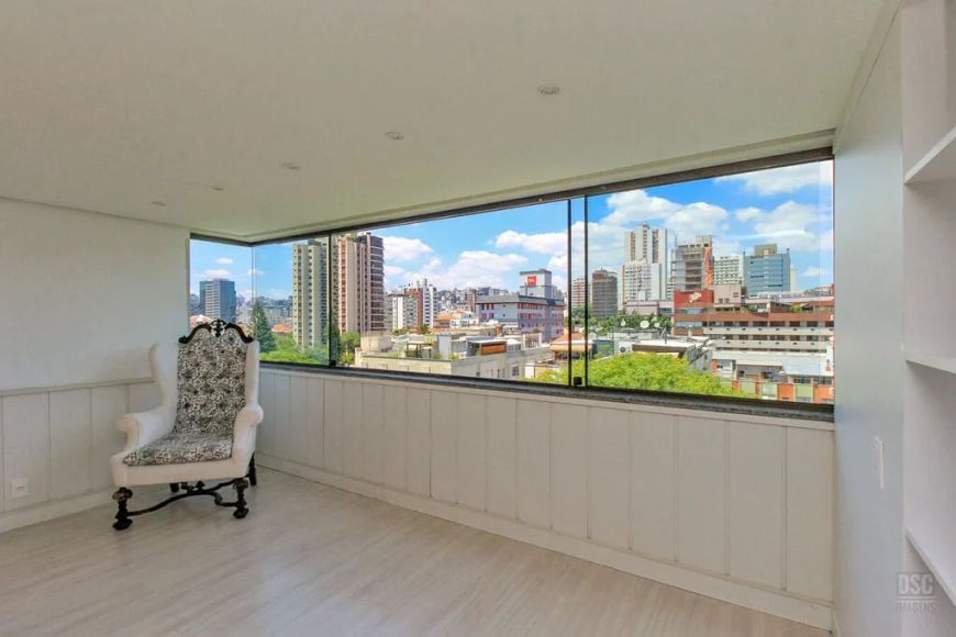Excelente oportunidade de compra de um amplo apartamento no desejado bairro Moinhos de Vento, em Por