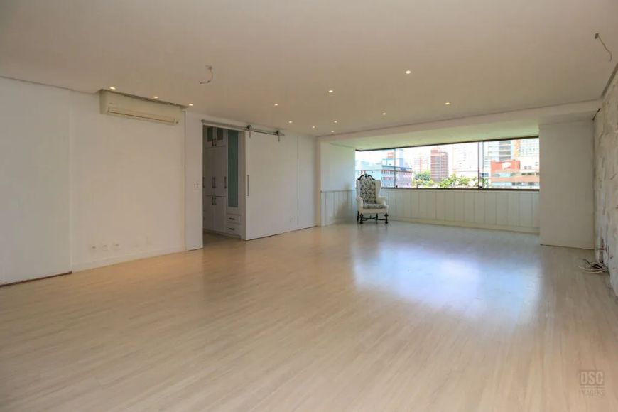Excelente oportunidade de compra de um amplo apartamento no desejado bairro Moinhos de Vento, em Por