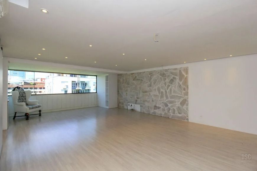 Excelente oportunidade de compra de um amplo apartamento no desejado bairro Moinhos de Vento, em Por