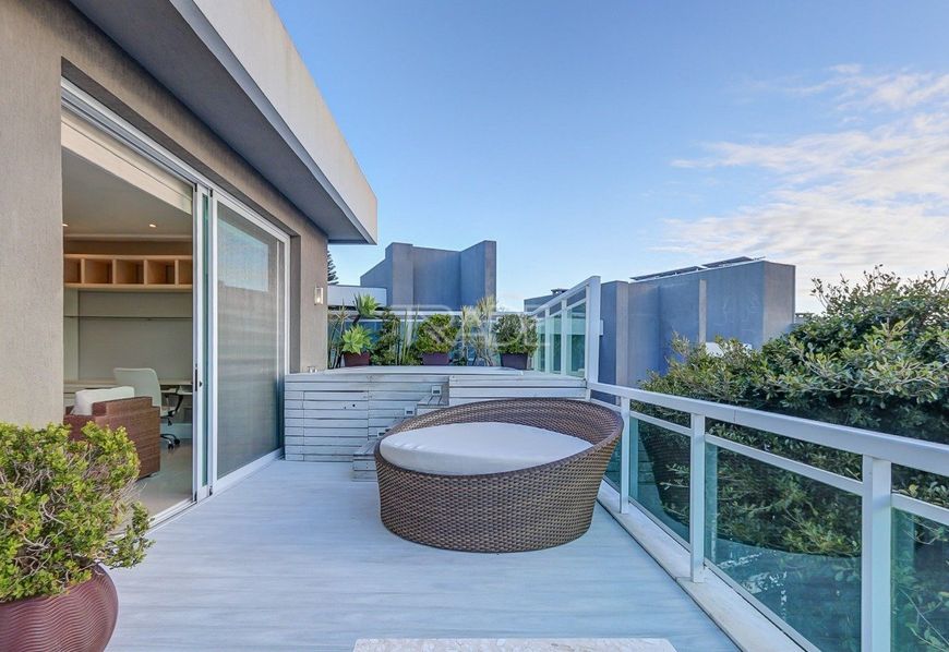 Trade vende casa com 3 suítes, piscina, elevador e com magnífica vista para o Guaíba.