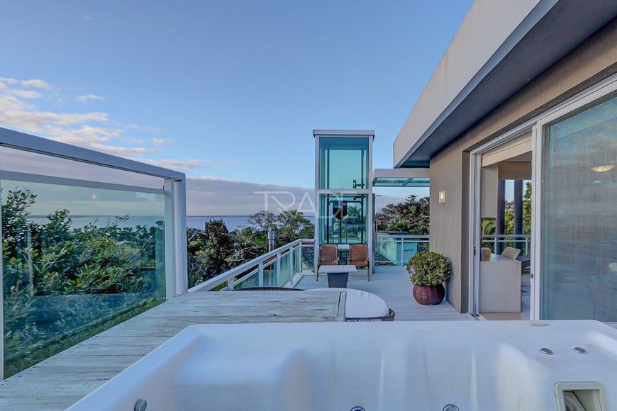 Trade vende casa com 3 suítes, piscina, elevador e com magnífica vista para o Guaíba.