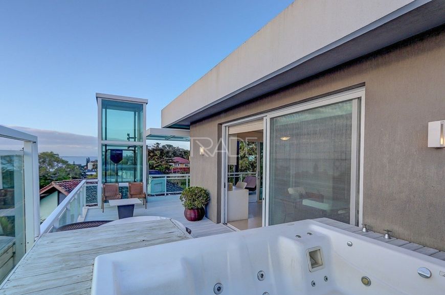 Trade vende casa com 3 suítes, piscina, elevador e com magnífica vista para o Guaíba.