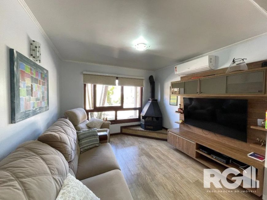 Casa em condomínio com 4 dormitórios, sendo 3 suítes, 5 banheiros, 3 pavimentos e 2 vagas de garagem