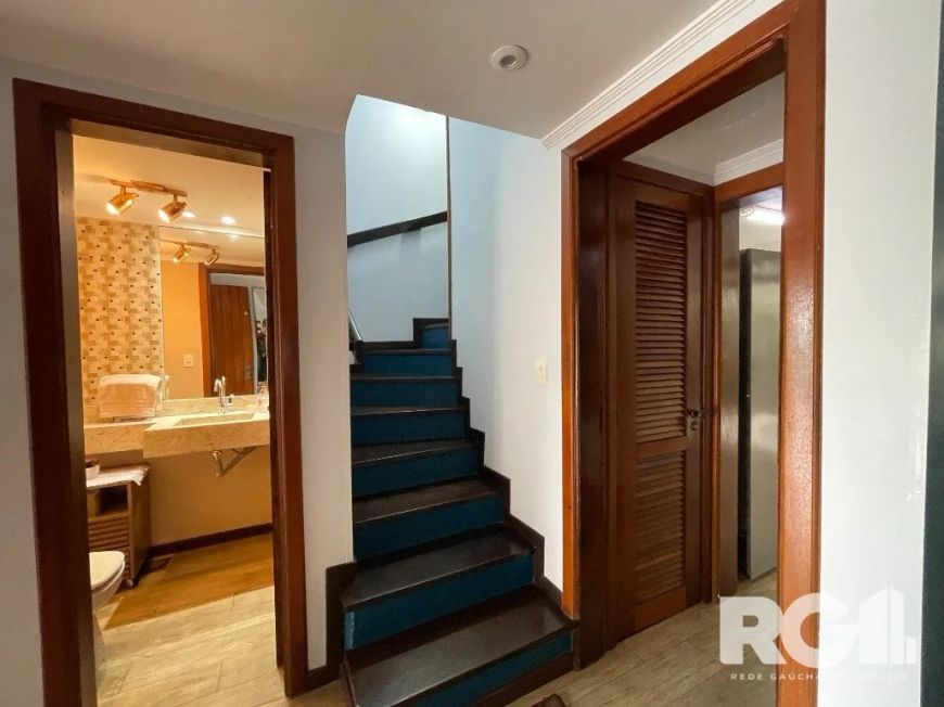 Casa em condomínio com 4 dormitórios, sendo 3 suítes, 5 banheiros, 3 pavimentos e 2 vagas de garagem