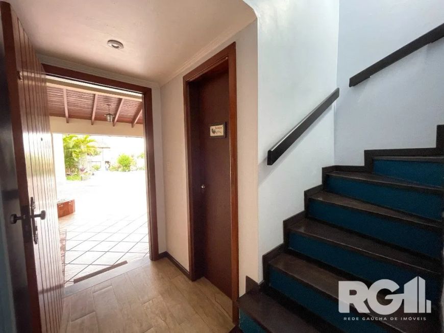 Casa em condomínio com 4 dormitórios, sendo 3 suítes, 5 banheiros, 3 pavimentos e 2 vagas de garagem