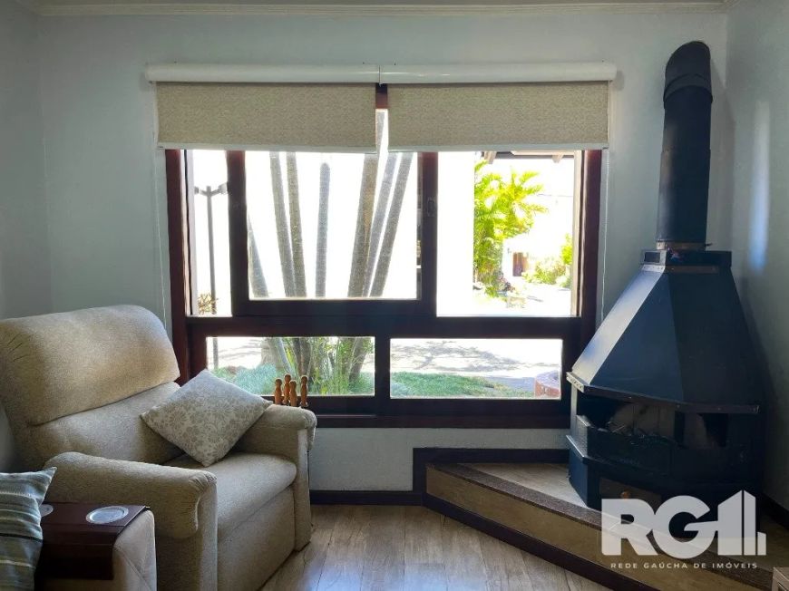 Casa em condomínio com 4 dormitórios, sendo 3 suítes, 5 banheiros, 3 pavimentos e 2 vagas de garagem