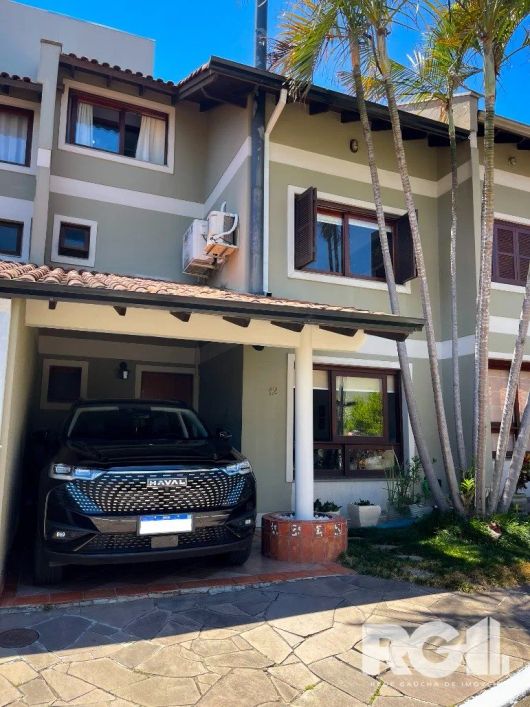 Casa em condomínio com 4 dormitórios, sendo 3 suítes, 5 banheiros, 3 pavimentos e 2 vagas de garagem