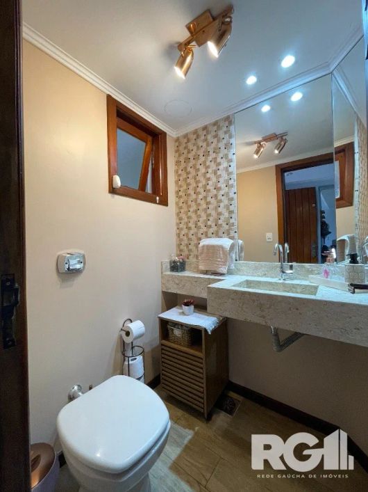 Casa em condomínio com 4 dormitórios, sendo 3 suítes, 5 banheiros, 3 pavimentos e 2 vagas de garagem
