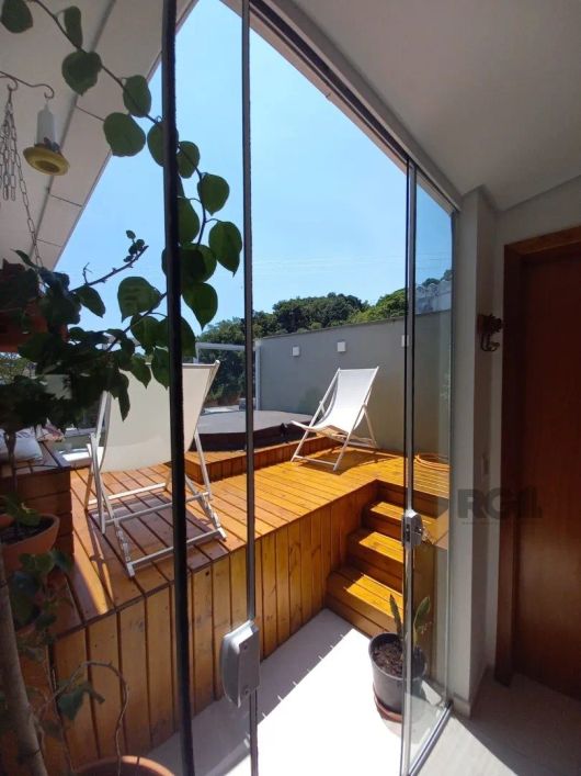 Otima localização apartamento com:Living para dois ambientes com lareira, dois dormitorios, banheiro