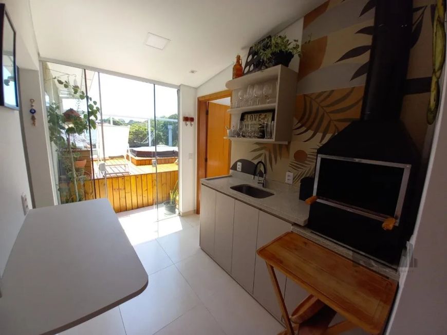 Otima localização apartamento com:Living para dois ambientes com lareira, dois dormitorios, banheiro