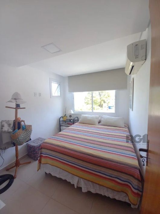 Otima localização apartamento com:Living para dois ambientes com lareira, dois dormitorios, banheiro