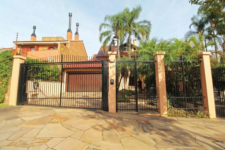 Casa em Rua Doutor Barbosa Gonçalves - Chácara das Pedras - Porto Alegre/RS