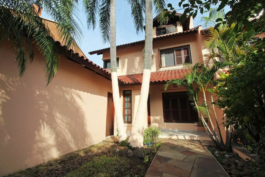 Casa em Rua Doutor Barbosa Gonçalves - Chácara das Pedras - Porto Alegre/RS