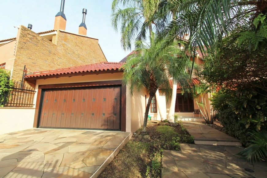 Casa em Rua Doutor Barbosa Gonçalves - Chácara das Pedras - Porto Alegre/RS
