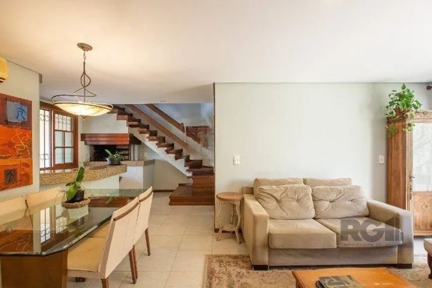 A casa em condomínio possui um ótimo padrão de construção, seguindo o estilo Clave. Ela está localiz