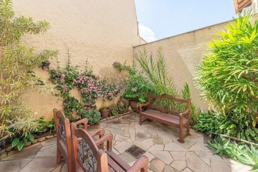 A casa em condomínio possui um ótimo padrão de construção, seguindo o estilo Clave. Ela está localiz