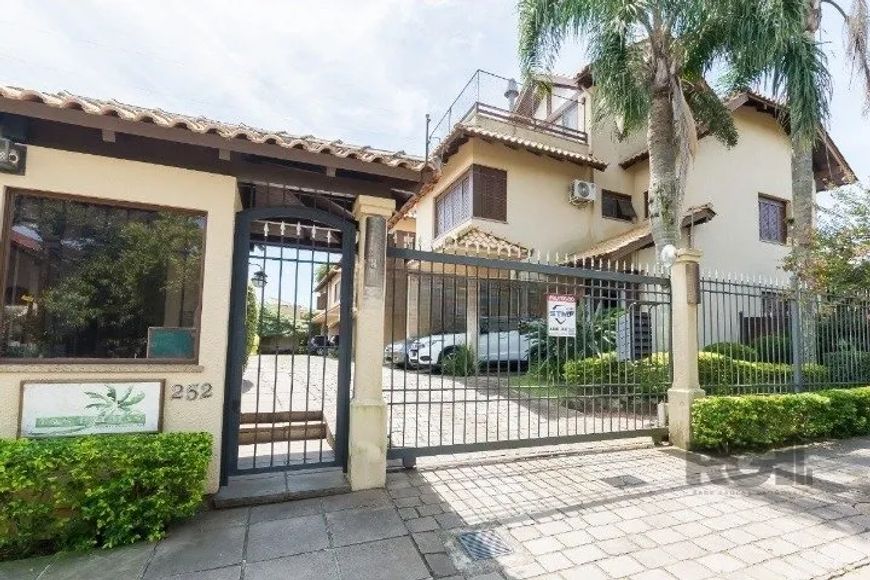 A casa em condomínio possui um ótimo padrão de construção, seguindo o estilo Clave. Ela está localiz