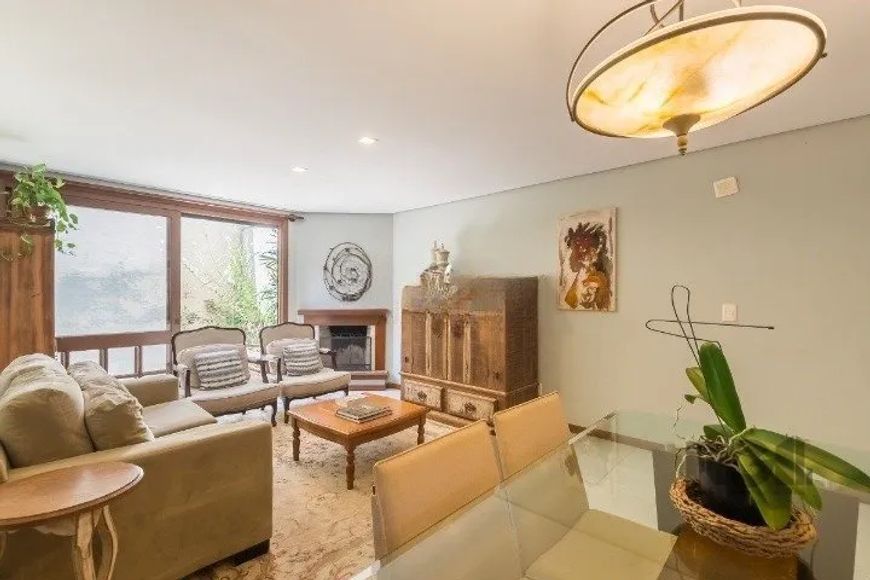 A casa em condomínio possui um ótimo padrão de construção, seguindo o estilo Clave. Ela está localiz